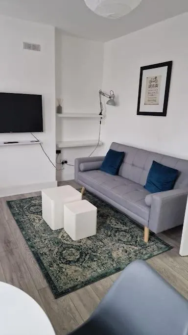 Stylish 1 Bed Flat With En-Suite London
